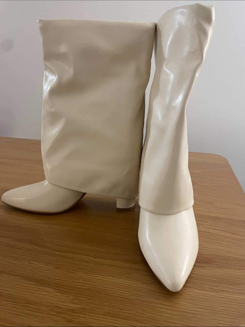 Minimalist White Pointed Knee-High Heeled Boots
